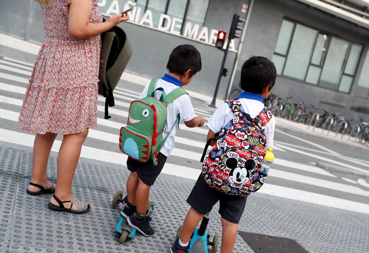 Dos niños en el exterior de un colegio en San Sebastián. Foto: EFE