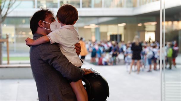 Un niño con su padre en un colegio de San Sebastián