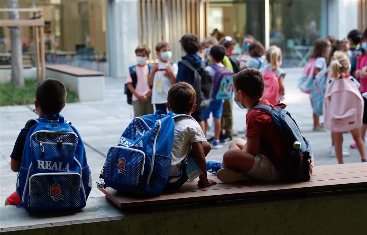Niños y niñas con mascarilla, en una escuela de San Sebastián. Foto: EFE