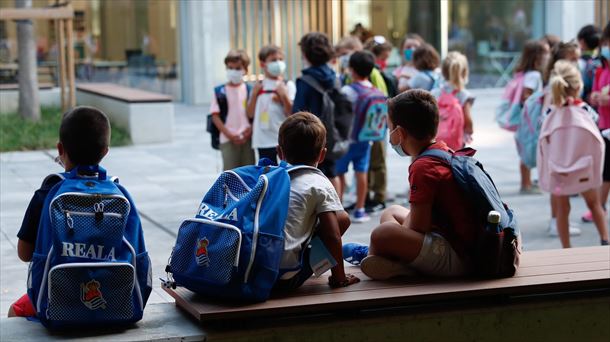 Varios menores, a las puertas de una escuela en San Sebastián. 