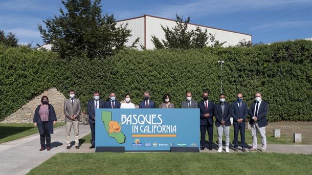 El lehendakari inaugura la exposición "Basques in California" en la sede de la Fundación Sancho el Sabio