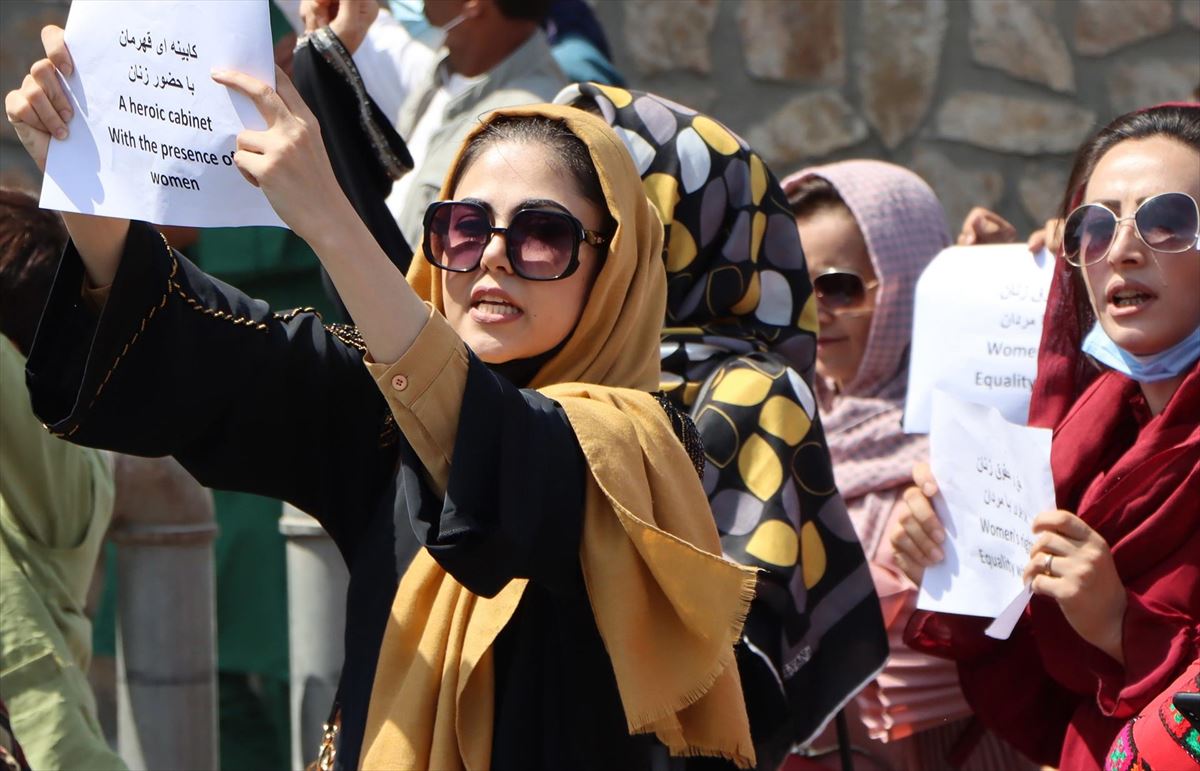 Mujeres afganas sostienen pancartas mientras exigen a los talibanes que protejan sus derechos