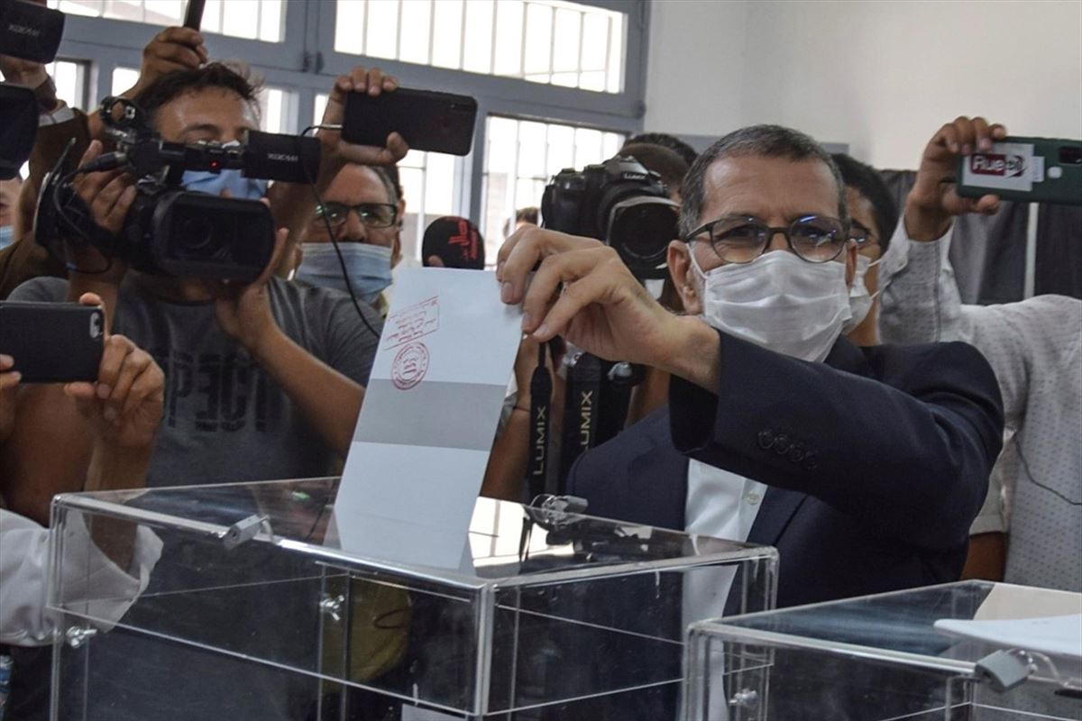 Saadedin el Othmani, del PJD, efectuando su voto. Foto: EFE.