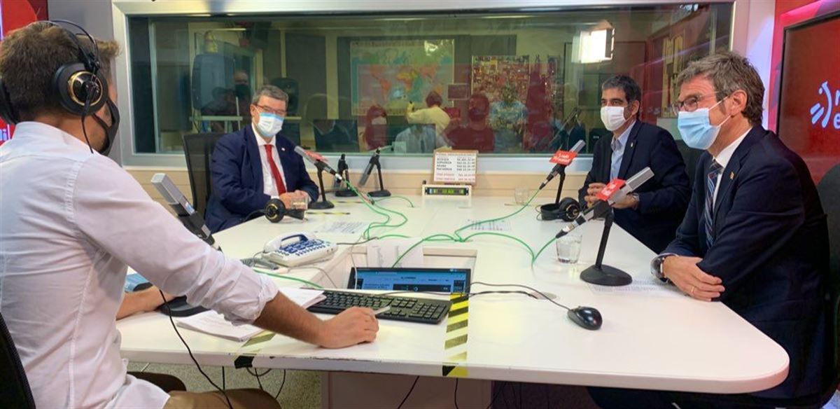 Juan Mari Aburto, Eneko Goia eta Gorka Urtaran Radio Euskadin, Xabier Garcia Ramsdenekin.