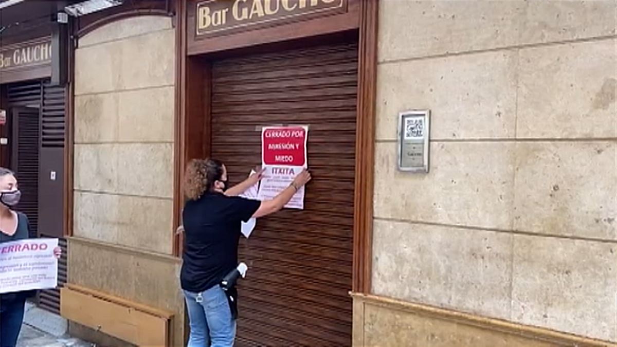 Hosteleros del Casco Antiguo de Pamplona cierran durante la jornada del llamado "juevintxo"
