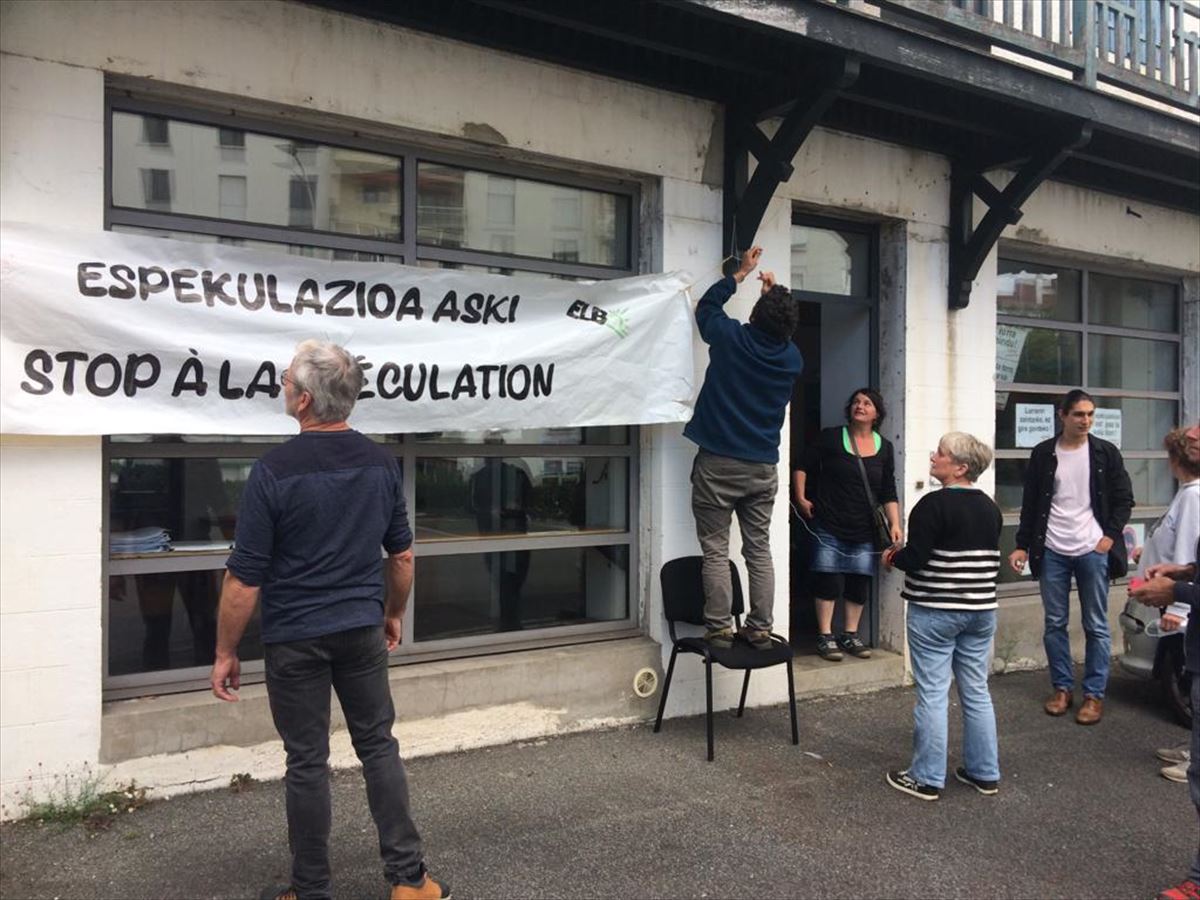 Protesta de Lurzaindia y ELB en la oficina del intermediario del vendedor de la finca. @syndicatELB