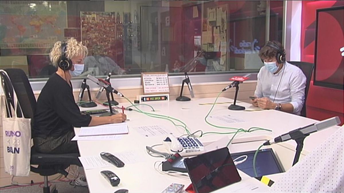 Eneko Andueza (PSE-EE) eta Isa González (Elkarrekin Podemos-IU), EITBren Bilboko egoitzan, gaur. 