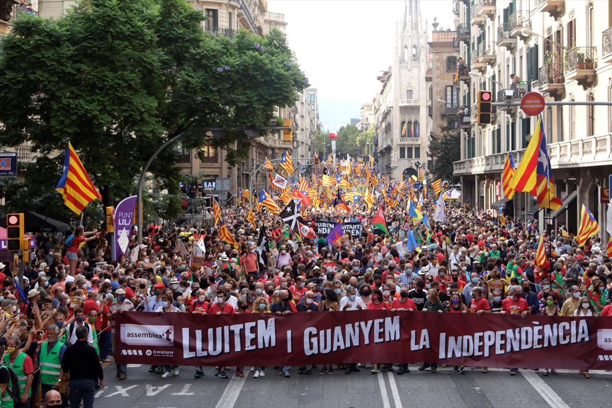 Miles de personas participan en la manifestación independentista en Barcelona. Foto: EFE