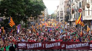Independentziaren aldeko manifestazio jendetsua egin dute Bartzelonako kaleetan