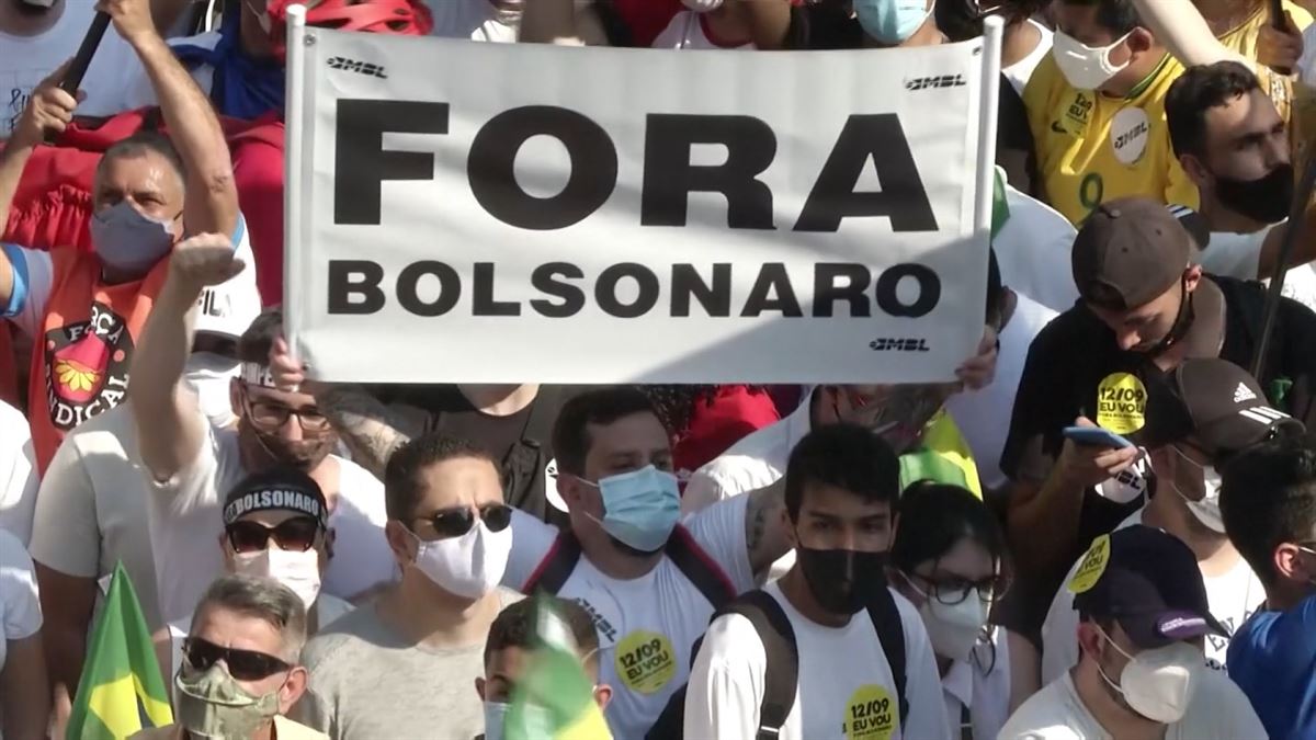 Manifestari bat Bolsonaroren dimisioa eskatzen.