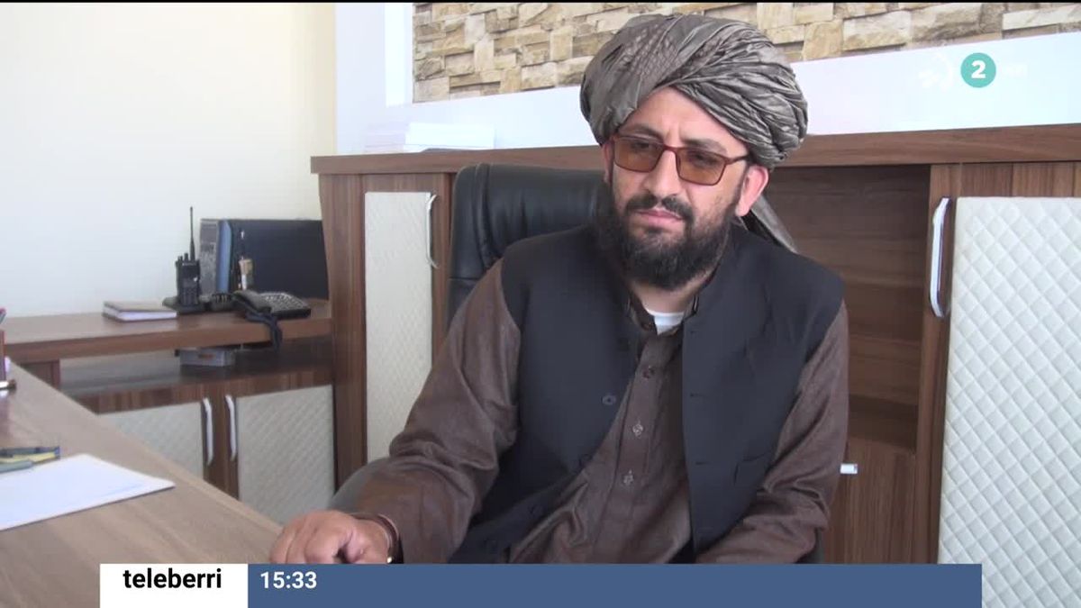 El nuevo director del aeropuerto de Kabul, el mulá Abdul Hadi Hamdan