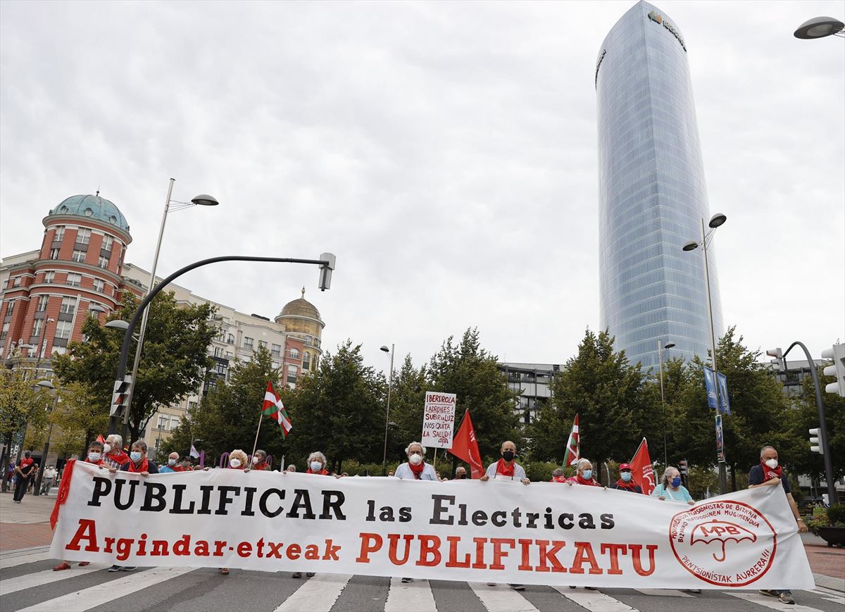 La cabecera de la manifestación de los pensionistas en Bilbao.