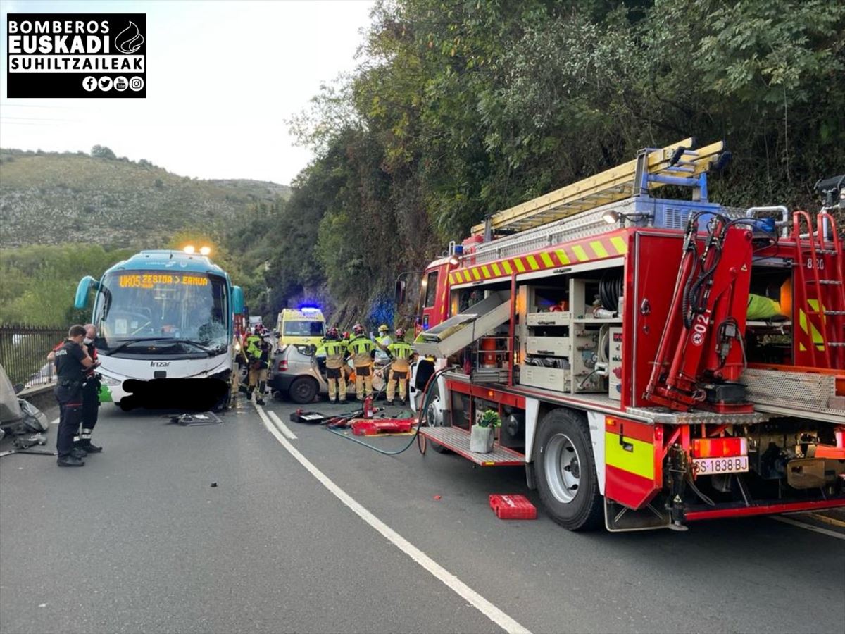 Un turismo ha colisionado contra un autobús en Zestoa. Foto: Bomberos Euskadi.