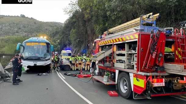 Un turismo ha colisionado contra un autobús en Zestoa. Foto: Bomberos Euskadi.