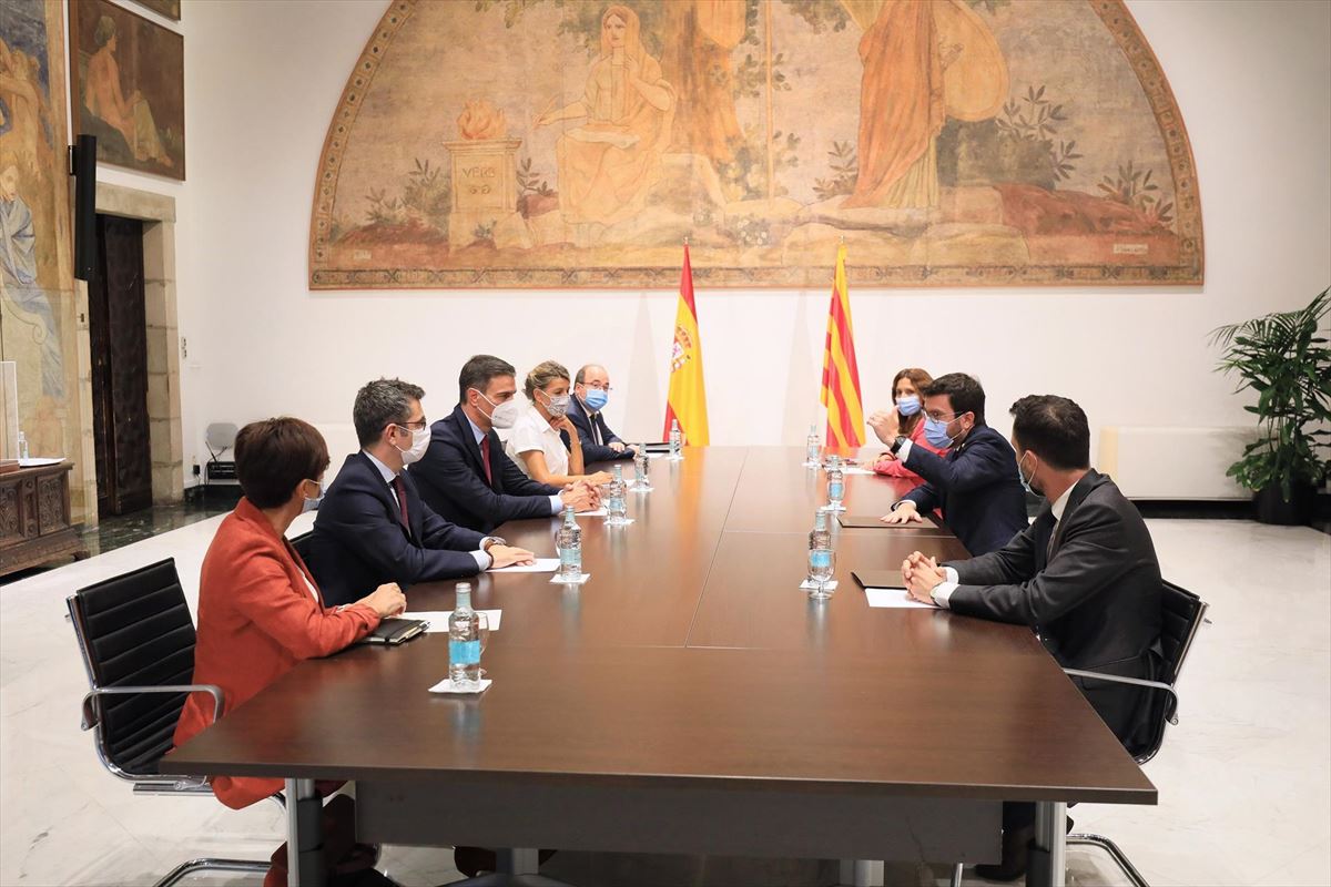 Pedro Sánchez y Pere Aragonès, reunidos en el Palacio de la Generalitat. Foto: EFE