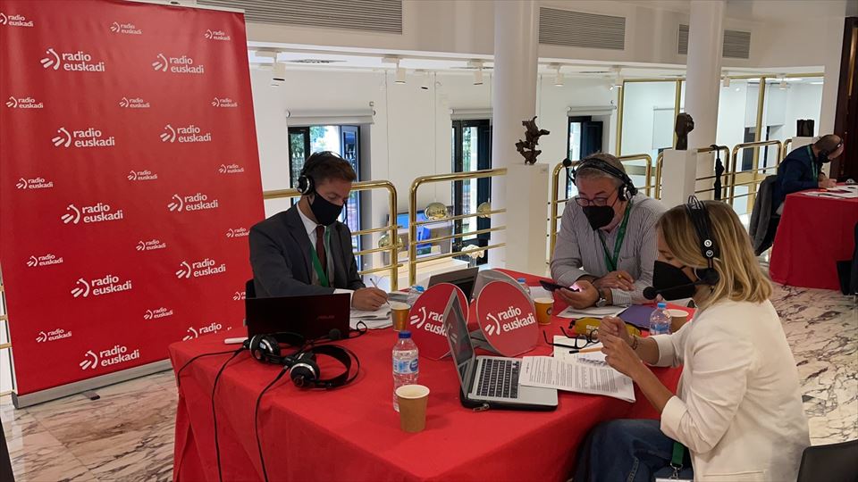 El equipo de "Boulevard" en el Parlamento Vasco