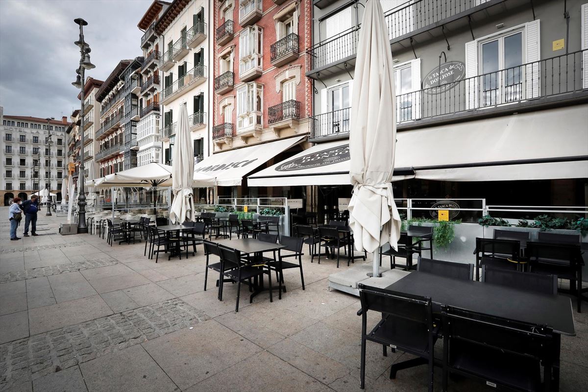 Una terraza en el Casco Viejo de Pamplona. Foto: EFE