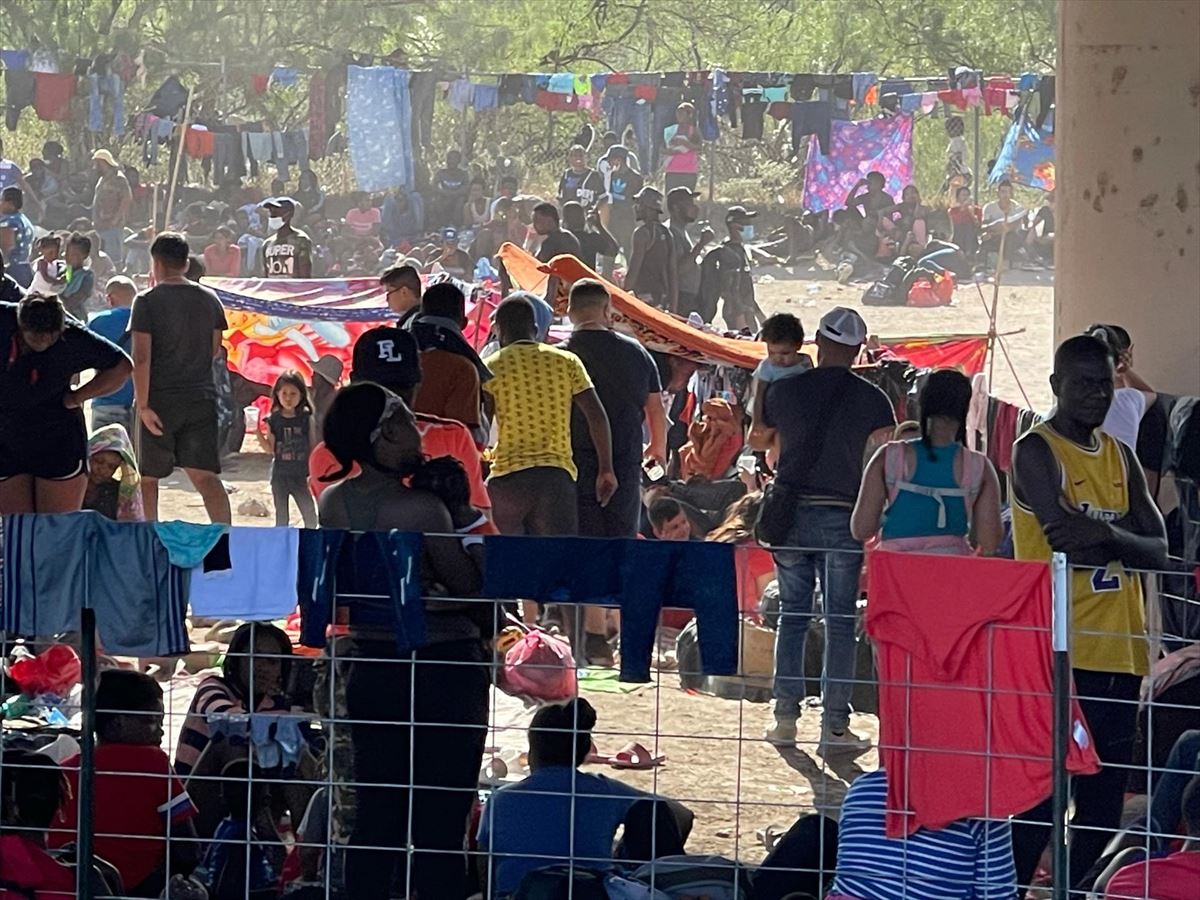 Campamento de migrantes bajo un puente en Texas