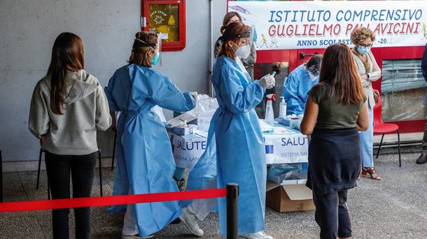 Algunos estudiantes del Instituto 'Pallavicini' participan en la campaña del test de saliva