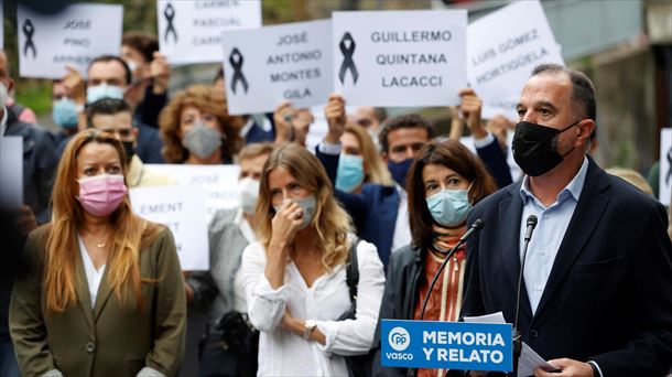 El líder del PP vasco, Carlos Iturgaiz, interviniendo en Arrasate-Mondragón. Foto: EFE