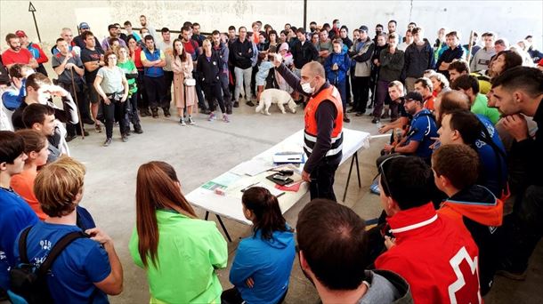 Bilaketan parte hartzen ari diren langile eta boluntarioak. Argazkia: SOS Deiak