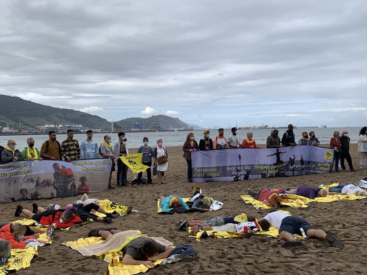 Acción de protesta en la playa de Ereaga.