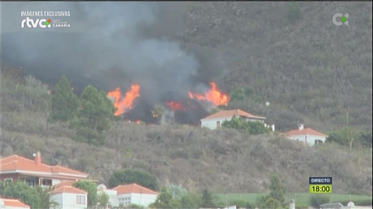 Fuego rodeando una casa. Imágenes de RTVC