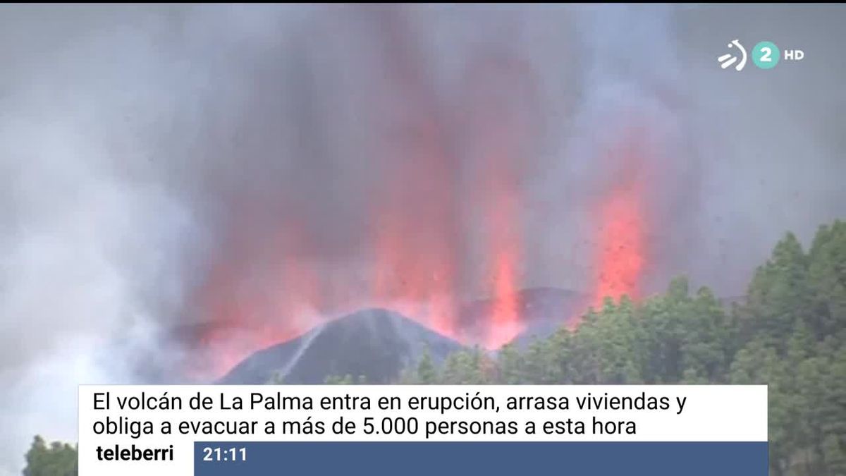 El fuego rodea una casa en La Palma. Imagen obtenida de un vídeo de RTVC.