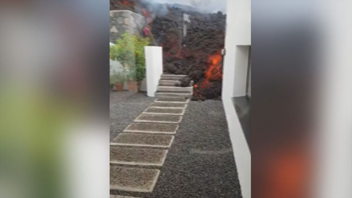 La lava del volcán está arrasando numerosas viviendas a su paso. Foto: Agencias.