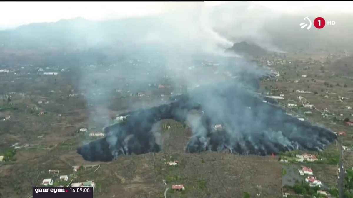 La lava arrasa con todo lo que encuentra. Imagen obtenida de un vídeo de Agencias.