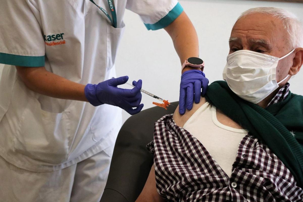 Una persona mayor recibie su vacuna en el centro Caser Residencial Anaka de Irun