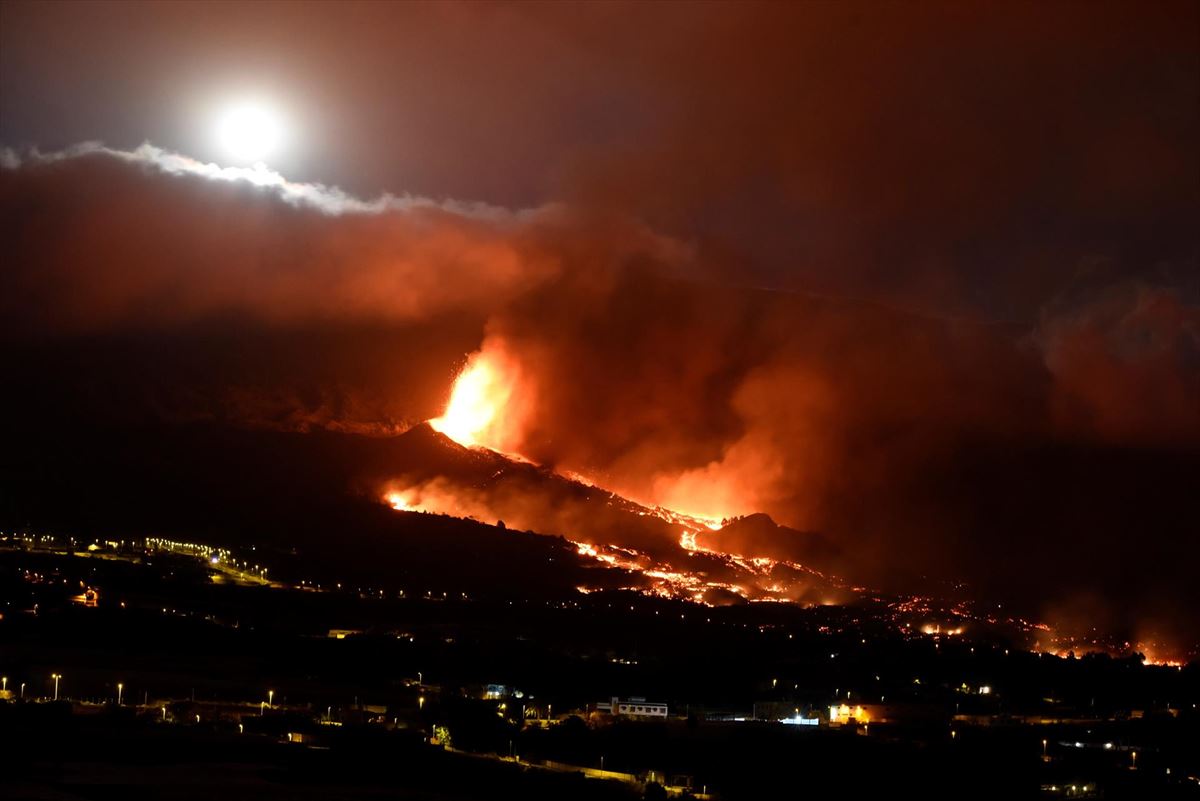 Ya son nueve las bocas eruptivas en el volcán de La Palma. Foto: EFE.