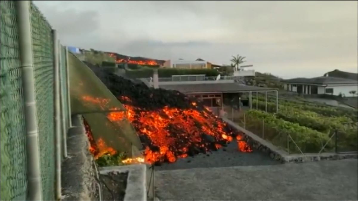 La colada de lava sigue arrasando todo a su paso en La Palma