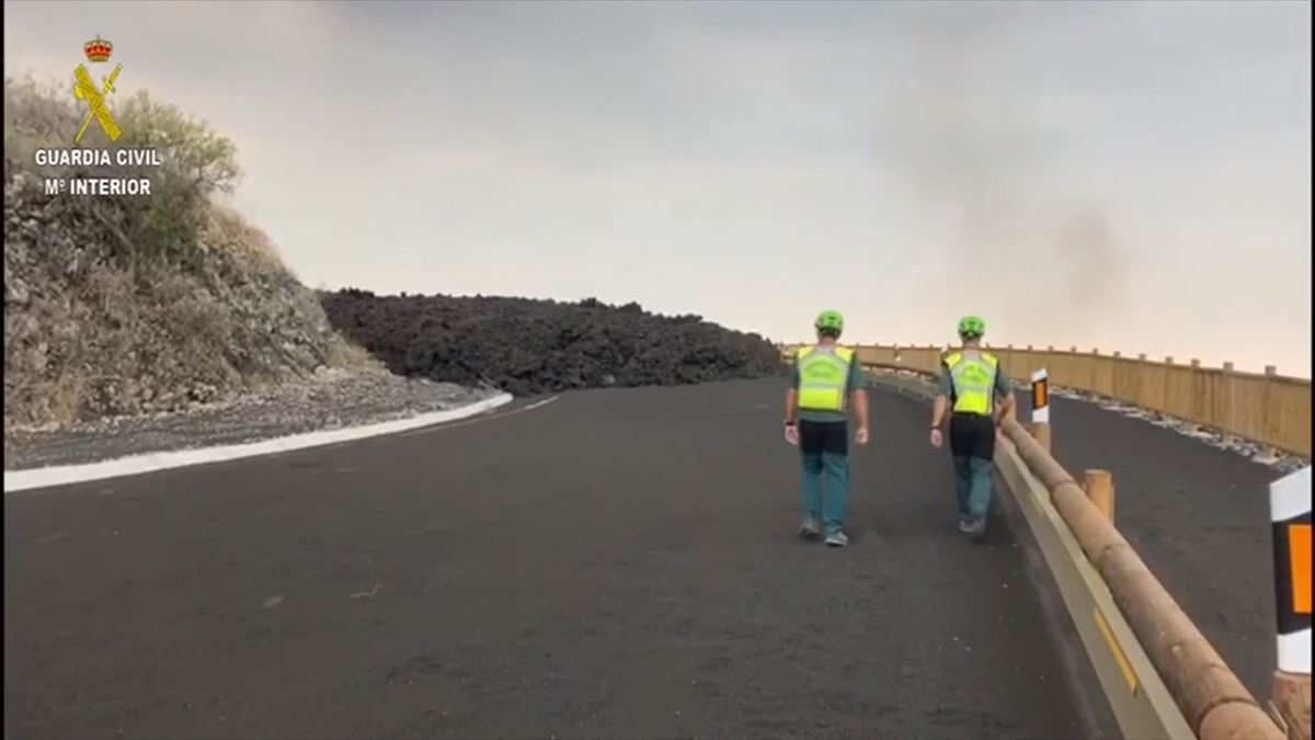 Carretera cortada por la lava