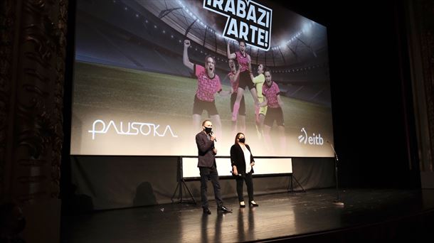 Unai Iparragirre, director de ETB y Julene Aranburu, creadora de la serie