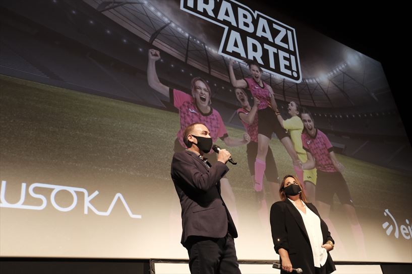 Unai Iparragirre, ETBko zuzendaria, eta Julene Aranburu, telesailaren sortzailea