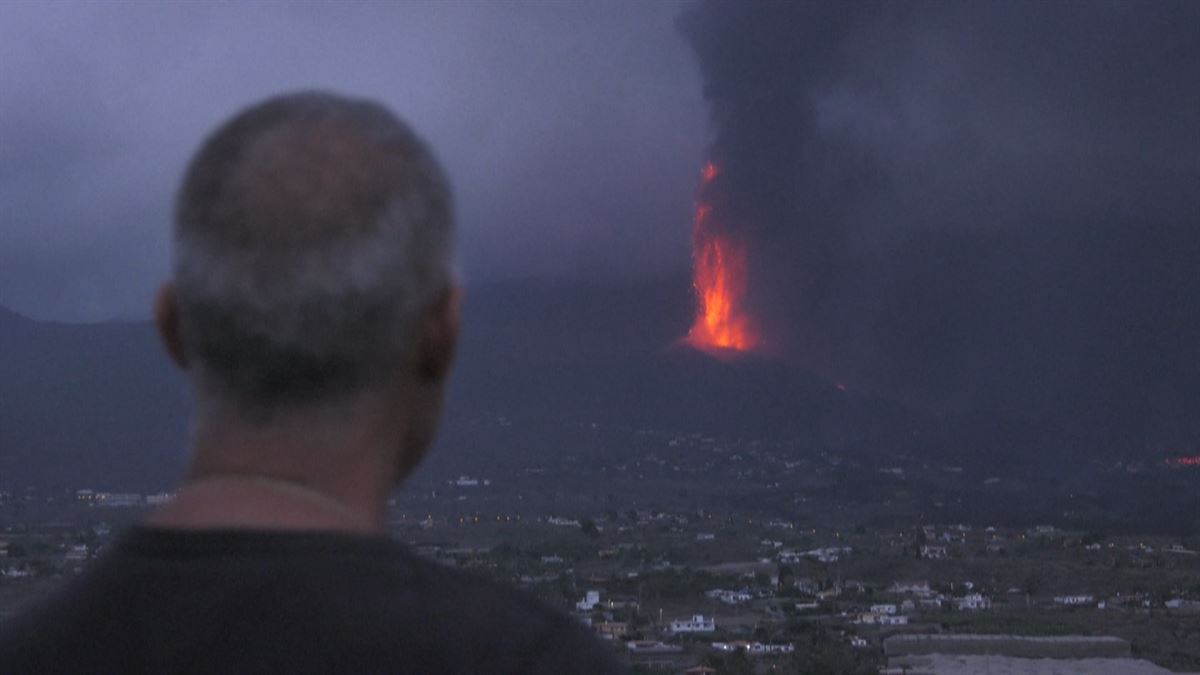 Un vecino observa la erupción del volcán.
