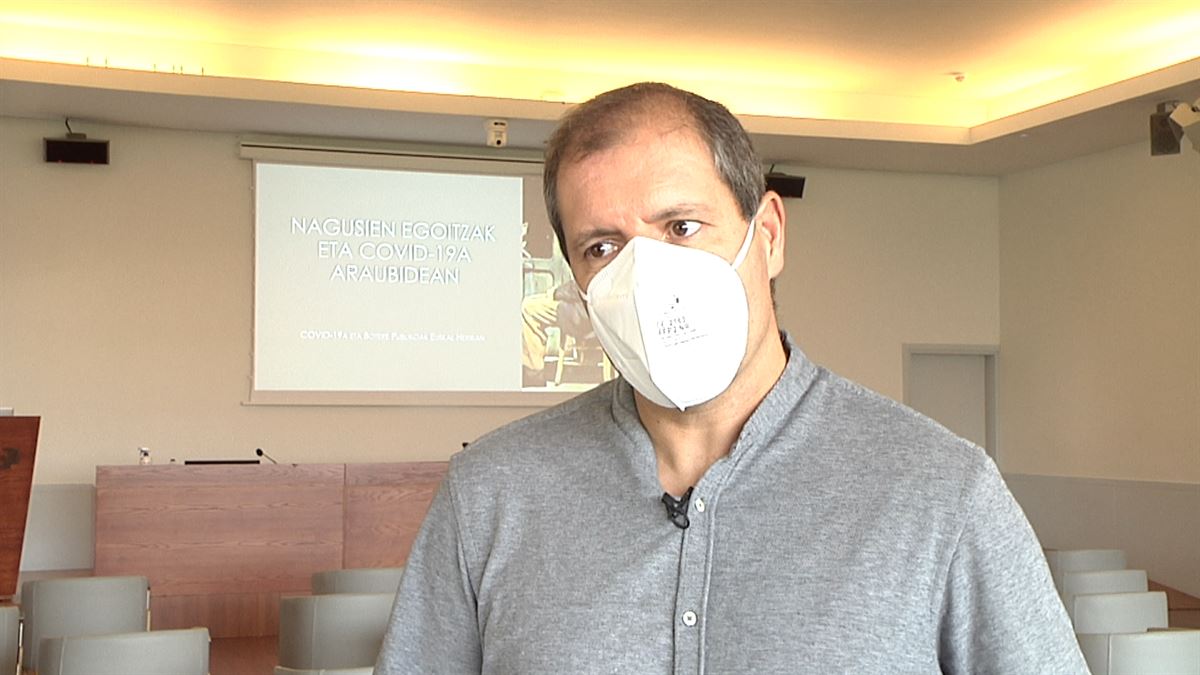 El jefe de servicio de la UCI del Hospital Donostia, Félix Zubia, en una imagen de EITB Media.
