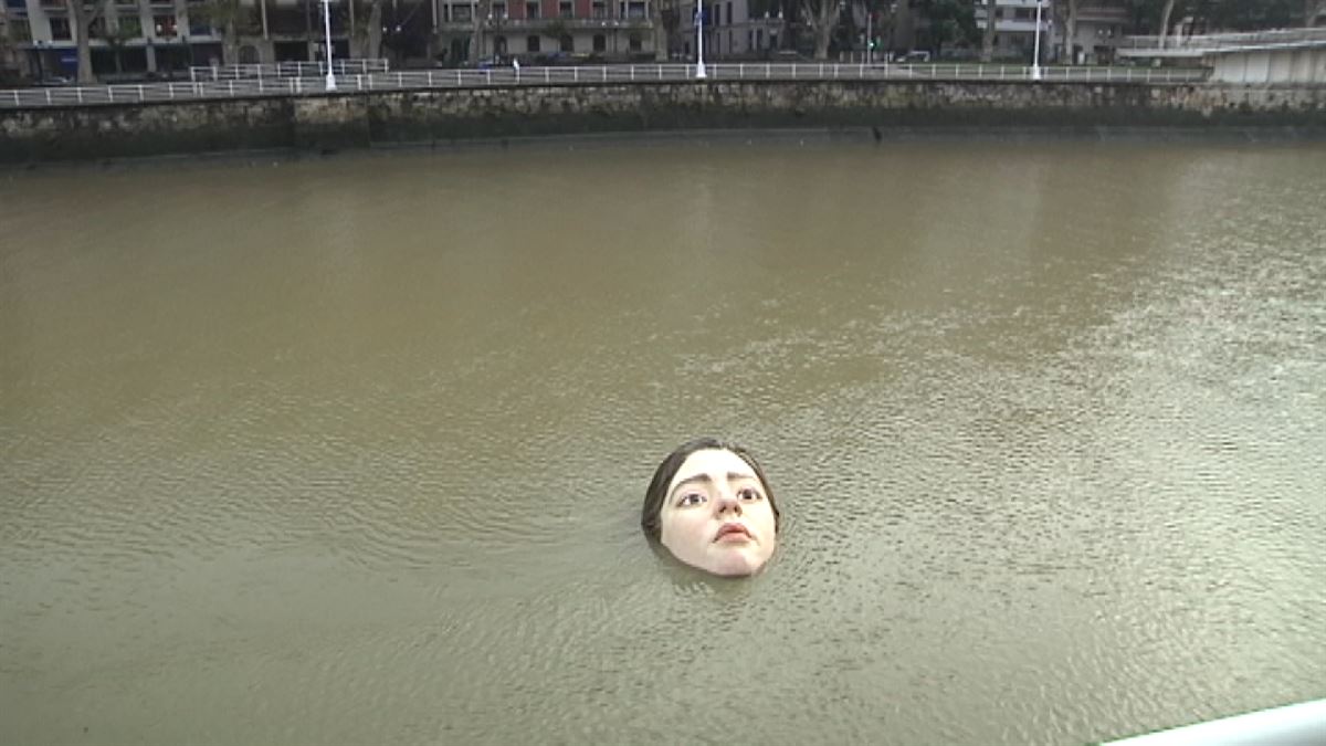 Cabeza de una niña que flota. Imagen: EITB Media