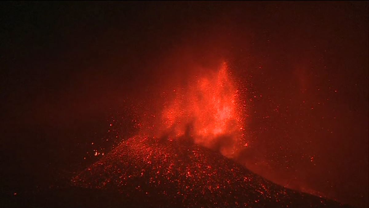 Se registran potentes explosiones en el volcán de La Palma