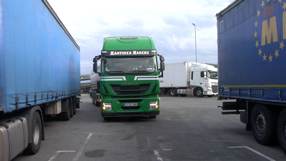 Camiones en un área de descanso. Imagen extraída de un vídeo de EITB. 