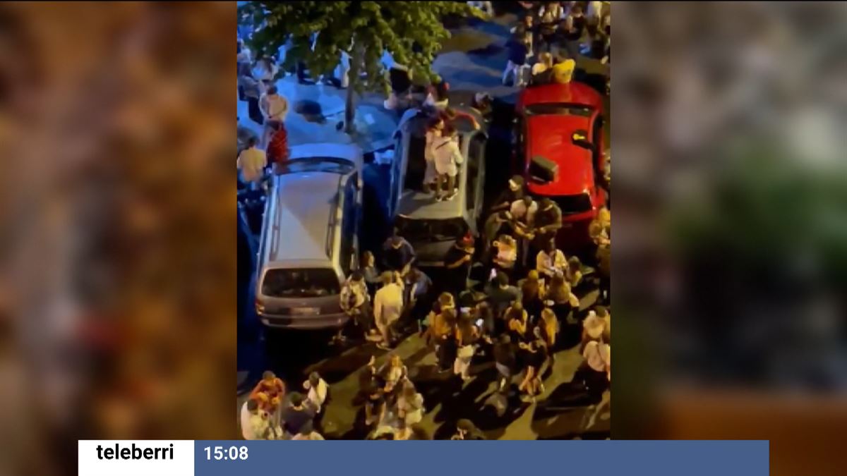 Furgonetas de la Ertzaintza ayer en Bilbao. Captura de imágen de un vídeo de EITB Media.