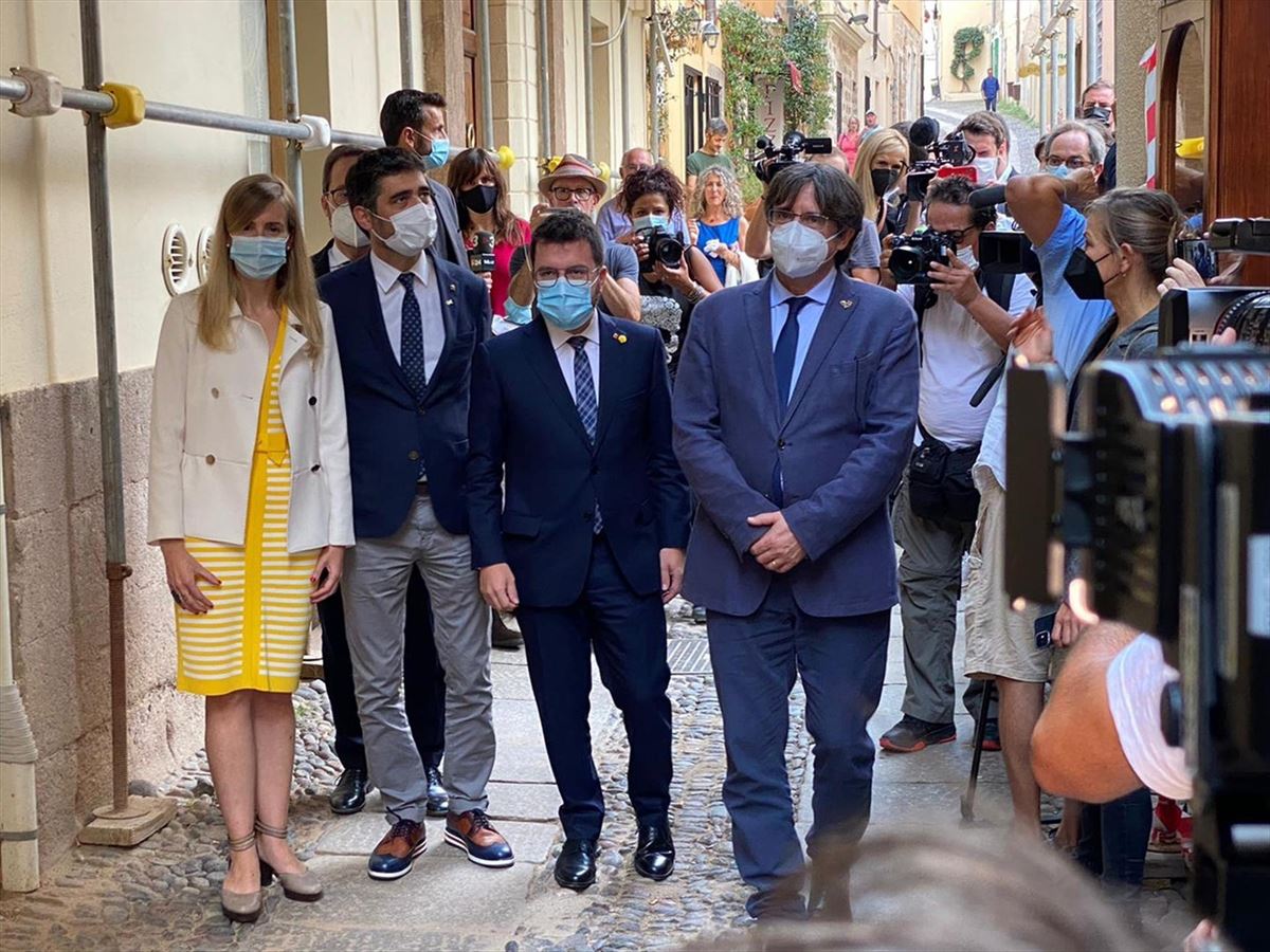 Pere Aragones y Carles Puigdemont pasean por Alguer. Foto: EFE