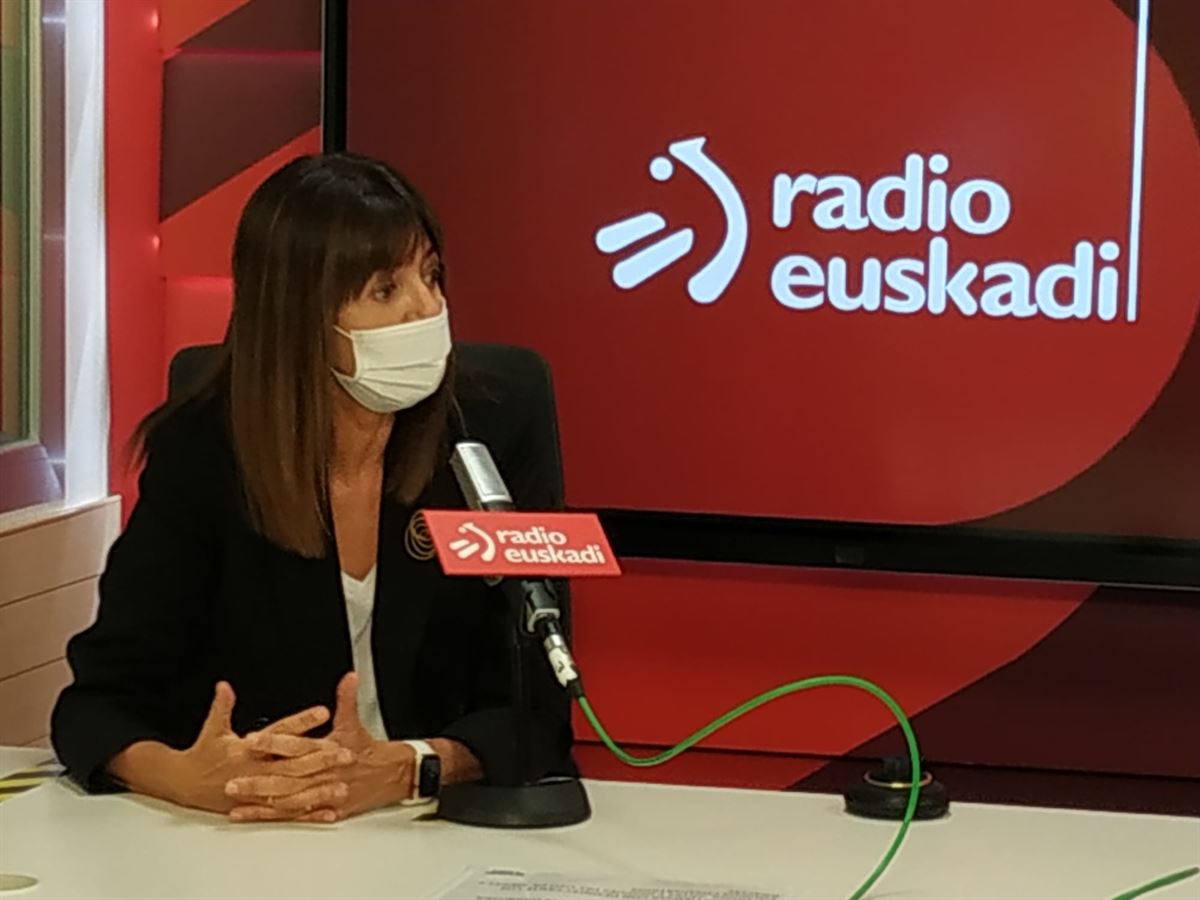 Idoia Mendia, gaur, Radio Euskadiko Bilboko estudioan. 