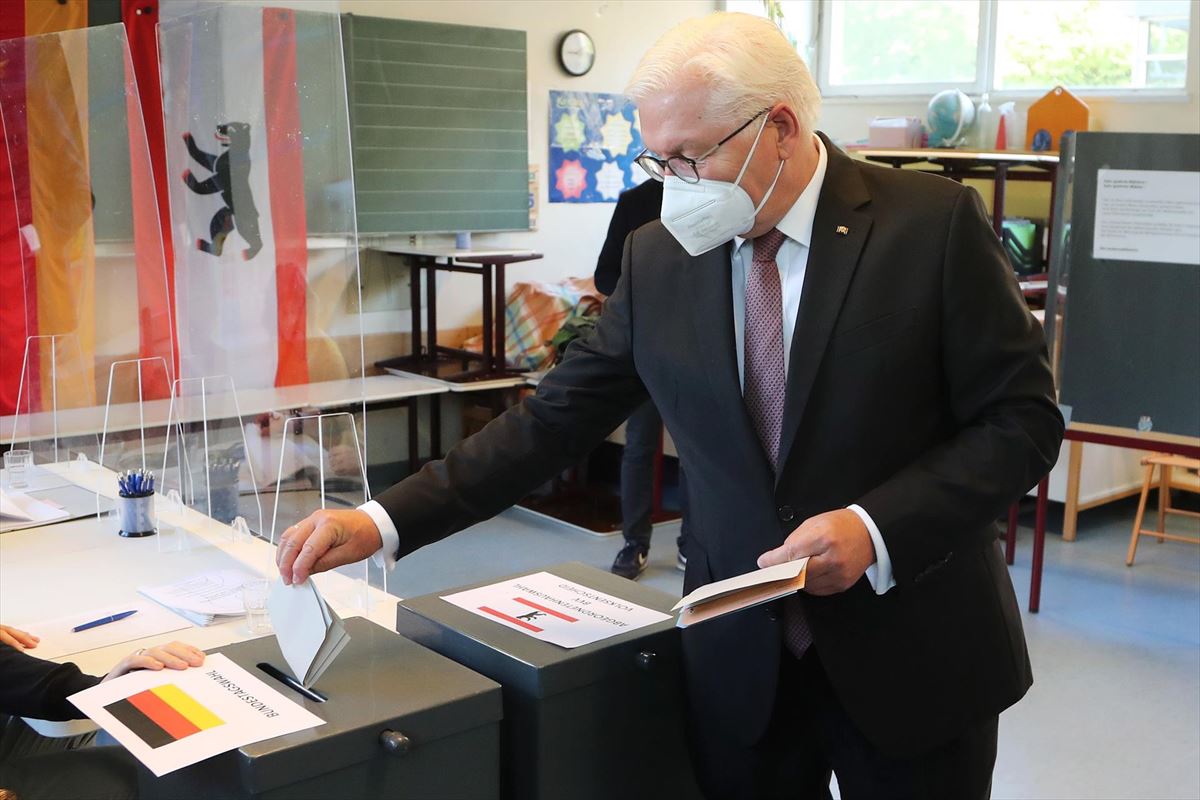 El presidente alemán Frank Walter Steinmeier votando, esta mañana. Foto: EFE