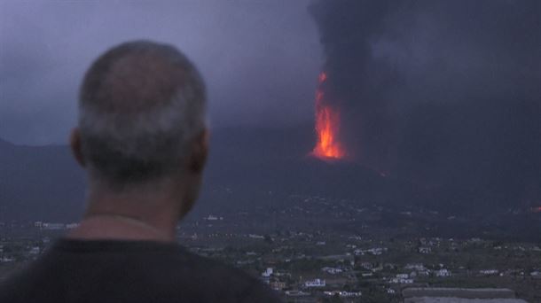 Una persona contempla la erupción del volcán de La Palma. eitb media