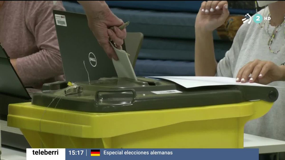 Un ciudadno alemán deposita su voto en las elecciones de este domingo. Foto: EFE