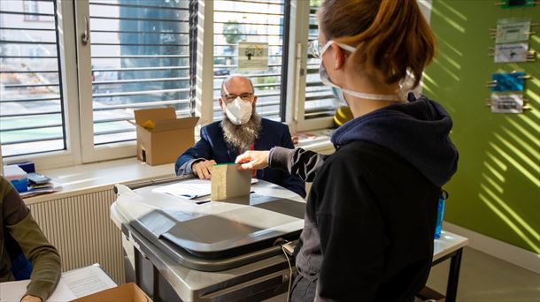 Una mujer votando en Alemania