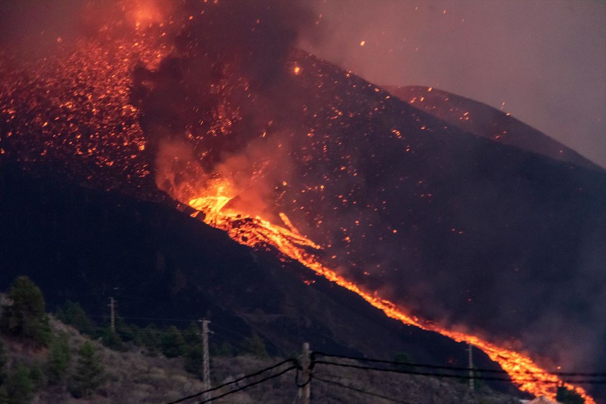 Erupzio bolkanikoa, La Palma uharteko Cumbre Vieja inguruan. Argazkia: EFE