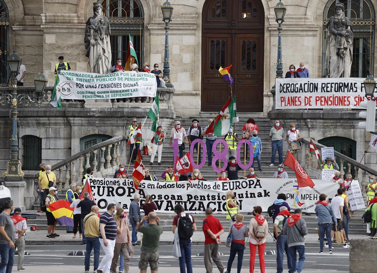 Concentración de este lunes en Bilbao para reclamar unas pensiones "dignas". Foto: EFE